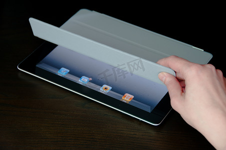 局域网覆盖摄影照片_带有灰色 Smart Cover 的黑色 Wi-Fi iPad2