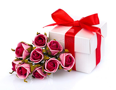 红色花朵和白色礼盒