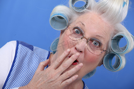 卷发机摄影照片_带卷发器的奶奶震惊了
