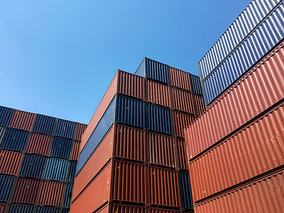 商业模式摄影照片_装运场、运输码头场、进出口工业概念中货物运输集装箱的彩色堆叠模式
