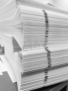 装订书摄影照片_一堆白纸，准备在印刷厂装订的书芯