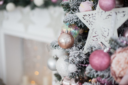 绿色和白色圣诞树，带粉色玩具新年冬季礼物装饰