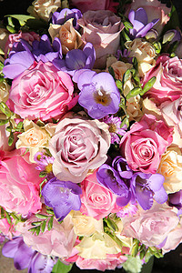 粉红色和紫色的婚礼花束