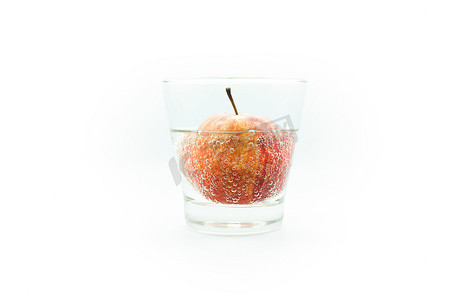 白色背景中玻璃分离物中苏打水中的苹果
