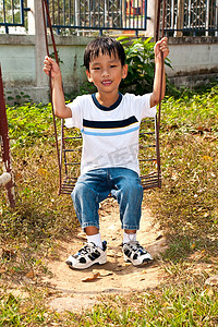 操场的泰国的一个英俊的亚裔孩子