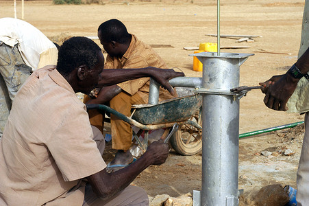 在布基纳法索组装水泵
