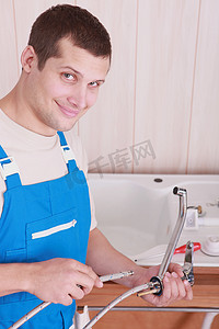 安装厨房水龙头的水管工
