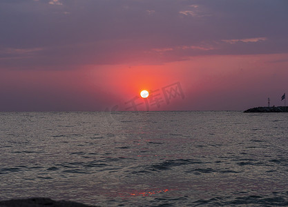 大太阳摄影照片_大海上的大太阳日出