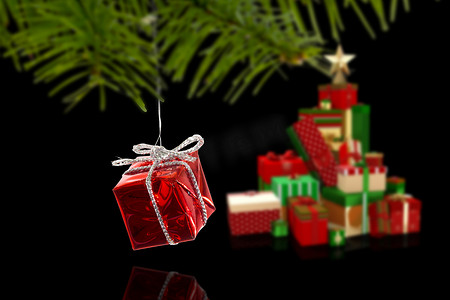 挂在树枝上的红色圣诞装饰的合成图像