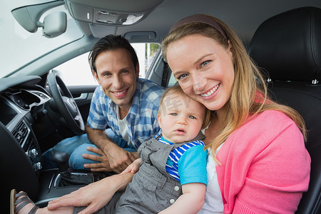 开车可爱摄影照片_父母和宝宝开车