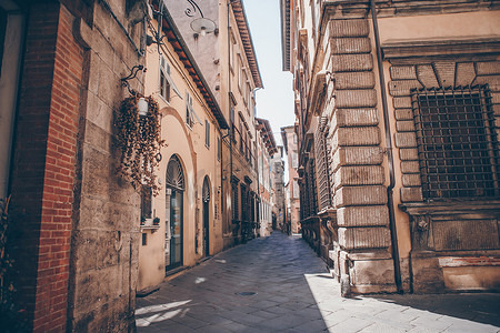 注射器氛围图摄影照片_意大利卢卡小城古老而美丽的空荡荡的狭窄街道