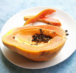 橙色新鲜木瓜切成两半，切块保存在白色背景中，富含纤维 维生素 C 和抗氧化剂 增强免疫力 对糖尿病患者和眼睛有益