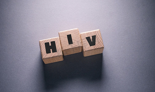 带有木立方体的 HIV 词