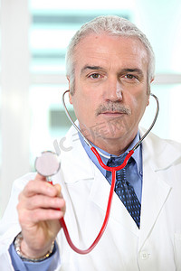 医生举起听诊器的胸件