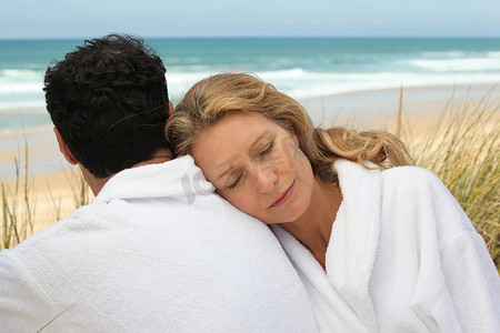 结婚情侣摄影照片_沙滩上穿着浴袍的情侣