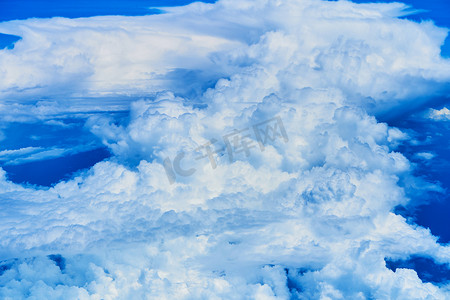 蓬松的白云景观在深蓝的天空上。