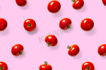 花纹红摄影照片_红番茄的创意背景。