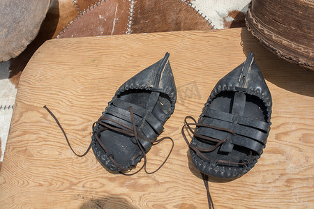 套传统手工皮鞋在义卖市场