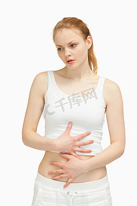 腹诊摄影照片_严肃的女人把手放在肚子上