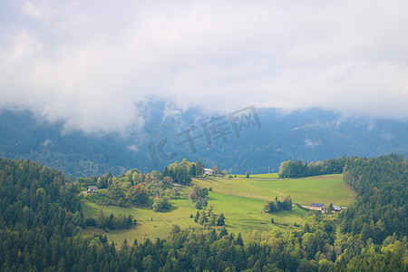 一个有雾的早晨的小山村。