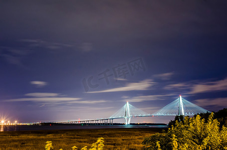 白色大桥摄影照片_库珀河大桥在南卡罗来纳州查尔斯顿的夜晚