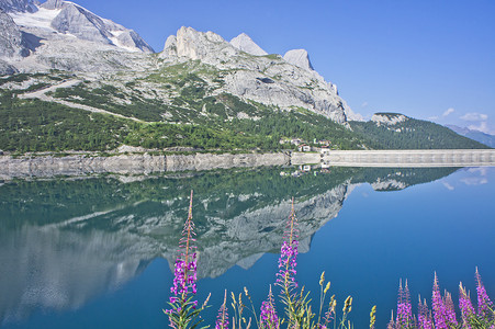 白云扁平化摄影照片_Fedaia 湖，白云岩阿尔卑斯山的自然景观，意大利，欧洲