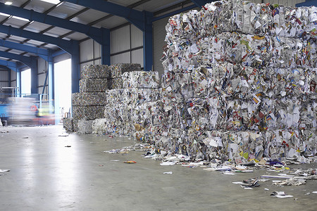 回收厂压实的废纸堆