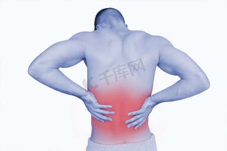 腰间摄影照片_背部疼痛的赤膊男子的后视图