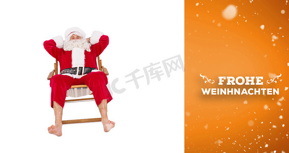 圣诞节快乐字摄影照片_快乐圣诞老人在躺椅上放松的合成图像