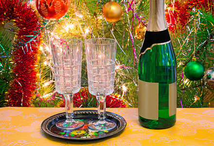 圣诞假期、 酒和眼镜在圣诞枞树附近。