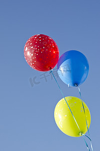 蓝天上的三个彩色气球
