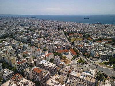 希腊塞萨洛尼基空中无人机景观图图姆巴自治市镇建筑屋顶。