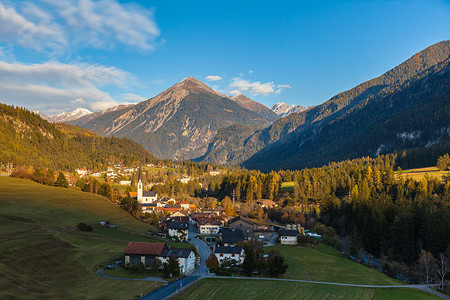 提拉米苏乐脆蛋糕摄影照片_苏拉瓦镇空中全景视图在山谷中与瑞士阿尔卑斯山