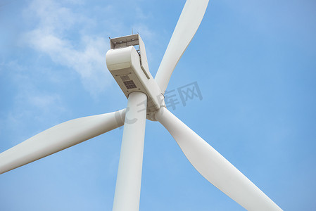 可持续资源摄影照片_特写风力涡轮机旋转以在蓝天背景、保护和可持续能源概念的室外产生电能。
