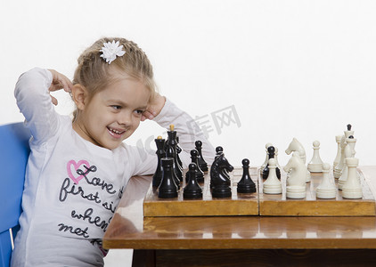 心情好的下棋的女孩