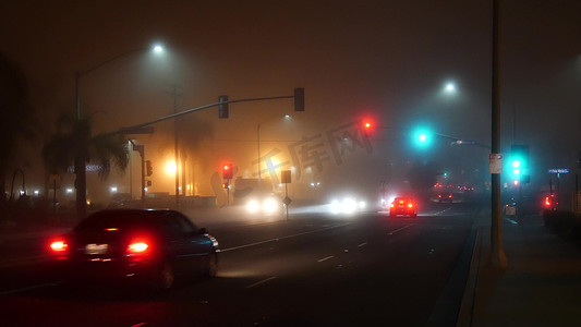 美国加利福尼亚州 VISTA - 2020 年 1 月 24 日：海洋层，夜间车道十字路口的浓雾。
