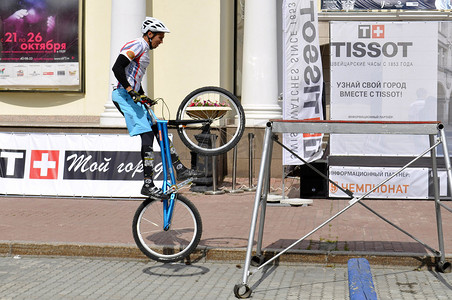 俄罗斯运动员摄影照片_米哈伊尔·苏哈诺夫 (Mikhail Sukhanov) 的表现，俄罗斯自行车三项赛冠军