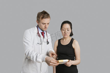 男医生建议女病人用药