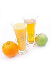 一杯橙汁靠近一杯苹果汁