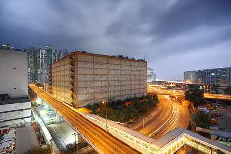 暴风雨天气中的城市