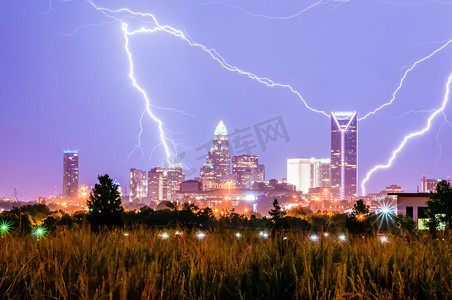 雷暴闪电袭击夏洛特城市天际线