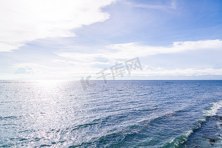 大海云朵背景摄影照片_美丽的云朵在蔚蓝的大海上相遇