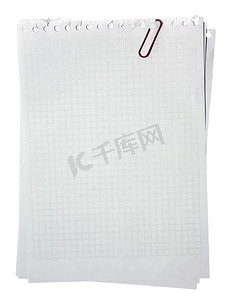 白色背景上用红色夹子堆叠的空白笔记页