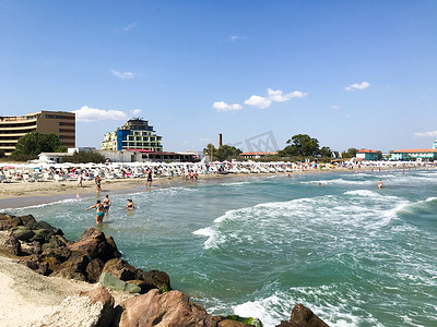保加利亚 Pomorie - 2019 年 9 月 1 日：人们在海滩上放松。