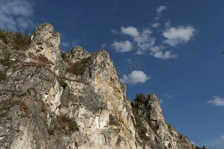 保加利亚“Basarbovo St Dimitrii”修道院周围的岩石。