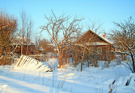 雪中​​的老农村房子