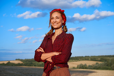站在农田微笑的女农民女农学家专家农业综合企业快乐积极的白人工人农业领域