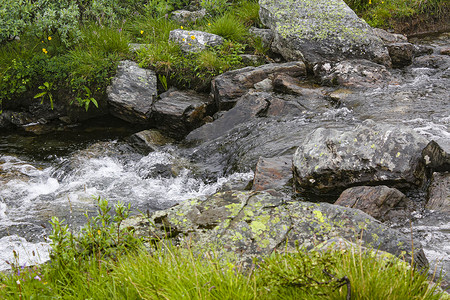 Hydnefossen 瀑布和 Hydna 河，Veslehødn Veslehorn 山，Hemsedal，挪威。
