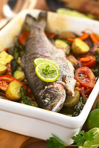主菜摄影照片_烤鳟鱼和蔬菜