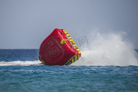 红色划船摄影照片_橡皮艇在红海中倾覆